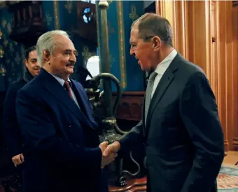  ??  ?? Khalifa Haftar rencontre le ministre des Affaires étrangères russe, Sergueï Lavrov, à Moscou, le 13 janvier 2020.