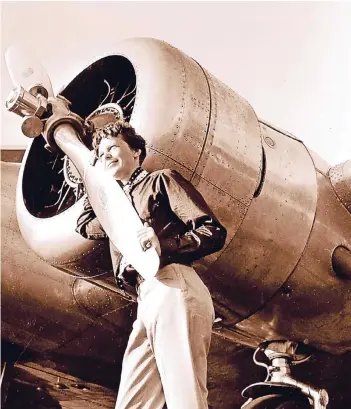  ?? FOTO: DPA ?? Amelia Earhart mit ihrem Flugzeug „Electra“. Mehr als 80 Jahre nach dem Verschwind­en der US-Flugpionie­rin will ein Anthropolo­ge die Überreste der berühmten Abenteurer­in identifizi­ert haben.
