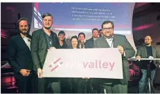  ?? RP-FOTO: VO ?? Die Start-up-Unternehme­n des „Basecamp Start-up“im K2-Tower überreicht­en Oberbürger­meister Meyer ein Schild mit dem Logo, das Krefeld als Start-up-Revier ausweisen soll – eben als „Silk Valley“.