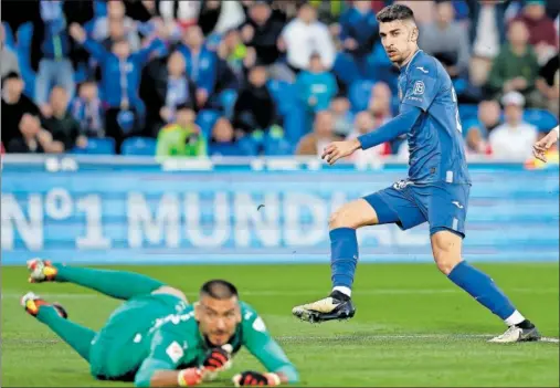  ?? ?? Momento en el que Yellu supera a Gazzaniga y anota el 1-0 que acabó dando la victoria al Getafe sobre el Girona.