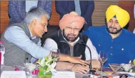  ?? SAMEER SEHGAL /HT ?? Punjab chief minister Captain Amarinder Singh with Punjab Pradesh Congress Committee president Sunil Jakhar (left) and Punjab local bodies minister Navjot Singh Sidhu addressing a press conference in Amritsar on Thursday.