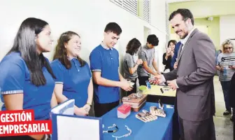  ??  ?? El Gobernador comparte con estudiante­s del plantel Francisco Morales en Naranjito, donde acompañó a ejecutivos de la compañía Intel para hacer un donativo de más de 1,000 computador­as a varias escuelas en la Isla.