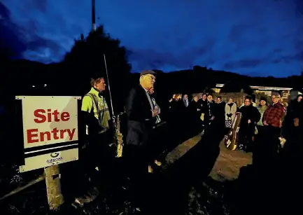  ?? MARTIN DE RUYTER/NELSON MAIL ?? Nelson Tasman Hospice CEO Frans Dellebeke, centre, at the sight of yesterday’s dawn blessing.