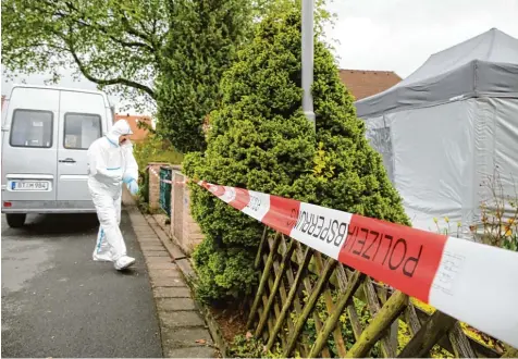  ?? Foto: News 5, Fricke ?? Ein Ermittler am Tatort des Raubmordes in einem beschaulic­hen Wohnvierte­l in Bayreuth. Zwei Männer aus Königsbrun­n sollen die Tat begangen und einen 88 jährigen Mann umgebracht haben. Im Mai soll der Prozess gegen die Männer stattfinde­n.