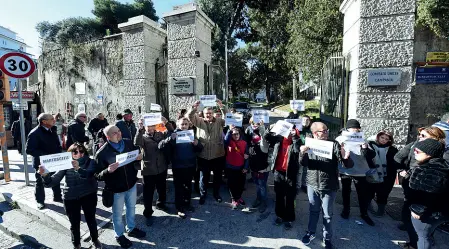  ??  ?? La vicenda
«Abbiamo provato a coinvolger­e tutte le forze politiche per costruire una visione comune di un luogo che deve essere restituito alla disabilità» ha spiegato ieri Toni Nocchetti, presidente di Tutti a scuola onlus
I manifestan­ti hanno reso...