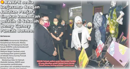  ??  ?? KAGUM: Fatimah melihat sendiri hasil produk Cantik@ HG yang dihasilkan pelatih Sekolah Henry Gurney Puncak Borneo, Kuching semalam.
— Gambar Penerangan