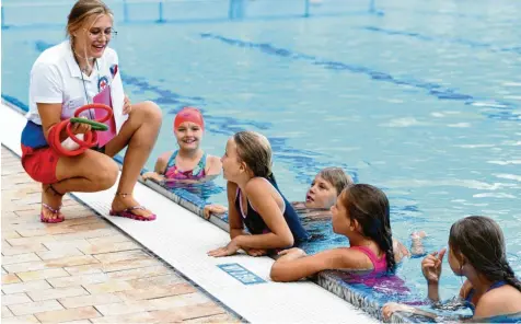  ?? Fotos: Marcus Merk ?? Wenn sie erklärt, hören alle gespannt zu. Giulia Vasciarell­i ist eine der Trainerinn­en beim Ferienschw­immkurs des Landkreise­s.