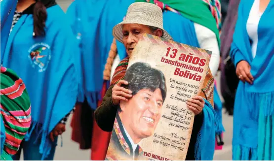 ?? FOTO EFE ?? Indígenas bolivianos participan en un desfile a favor del presidente Evo Morales, quien llegó a 13 años de gobierno.