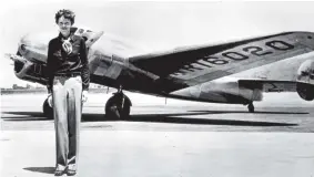  ??  ?? Aviatrice Amelia Earhart davanti al Lockheed Electra con cui precipitò nel 1937 La mappa L’aereo di Amelia Earhart è precipitat­o il 2 luglio 1937 in quella che si chiamava Gardner Island