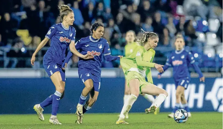  ?? ?? Kaum zu halten: Jule Brand (r.), hier im Pokalspiel gegen die Hoffenheim­erinnen Franziska Harsch (l.) und Gia Corley, überzeugt im Verein und im DFB-Team.