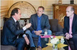  ??  ?? Trop bavard ? François Hollande s’entretient avec les journalist­es Gérard Davet et Fabrice Lhomme (à dr.) en juillet 2016. Dans « “Un président ne devrait pas dire ça…” » (Stock, 2016), le président reconnaît avoir ordonné des actions létales.
