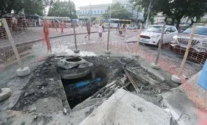  ?? ARISSON MARINHO ?? Mais cedo, um buraco se abriu no bairro da Calçada, e a Embasa também teve de iniciar os reparos, afetando o trânsito