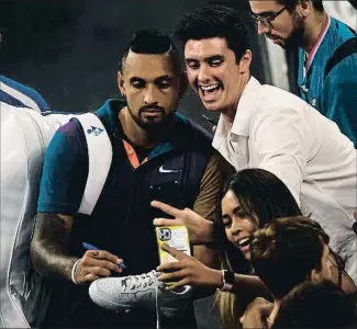  ?? DPA VÍA EUROPA PRESS / EP ?? Kyrgios, serio, posa para una foto mientras firma un autógrafo, ayer en Melbourne