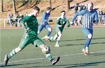  ?? FOTO: JÖRG KNAPPE ?? Ein Lichtblick in einem ansonsten trüben Derby: Dilkraths Marvin Holthausen zieht mit vorbildlic­her Schusshalt­ung ab, Waldniels Niclas Kellers schaut ihm dabei zu.