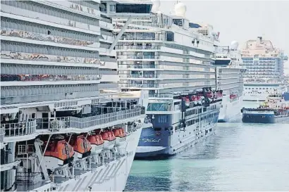  ?? ÀLEX GARCIA ?? Cruceros amarrados ayer en el muelle Adossat del puerto de Barcelona