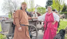  ?? ?? Bert und Henrike Schwark aus Ammerfeld reisen gern mit Pferd und Wagen in der Zeit. „Vehimur in tempore“nennen sie sich passenderw­eise.