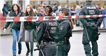  ?? FOTO: AP ?? Polizisten einer Einsatzhun­dertschaft wurden sofort zur Gesamtschu­le in Lünen gerufen.