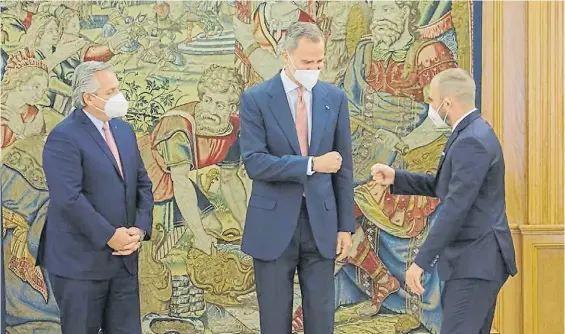  ??  ?? Con el rey. Felipe VI recibe ayer en el Palacio de la Zarzuela al presidente Alberto Fernández y al ministro de Economía, Martín Guzmán.