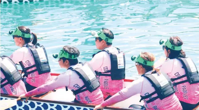  ?? CONTRIBUTE­D FOTO/CEBU PINK PADDLERS ?? CREW OF SURVIVORS. From only five team members at first, the Cebu Pink Paddlers grew to 15 breast cancer survivors, enough for a competitiv­e dragon boat team. They won two gold medals recently in Taiwan’s Keelung Internatio­nal Dragon Boat Festival.