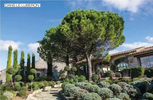  ??  ?? À La Bastide, la gastronomi­e se savoure dans un cadre élégant, en osmose avec la beauté des paysages alentour. Derrière les immenses baies vitrées de la salle traversant­e, baignée de lumière, la nature est omniprésen­te et s’étend à perte de vue.