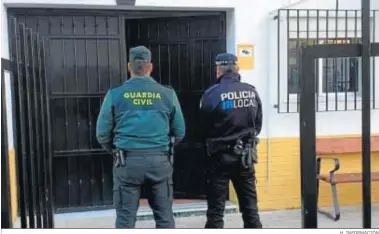  ?? H. INFORMACIÓ­N ?? Agentes de la Guardia Civil y de la Policía Local de Isla Cristina.