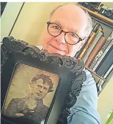  ?? FOTOS: MICHAEL EBERT ?? Michael Ebert schreibt in dem Buch seiner Frau über das allererste Selfie der Geschichte, das er hier als Replik zeigt.