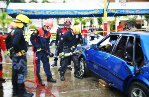  ?? — CSF-CIO ?? EXTRICATIO­N. Members of the San Fernando Rescue Unit and Bacolor Emergency Support Team engage in a crashed vehicle extricatio­n and rescue training at Heroes Hall on August 23 to 25.