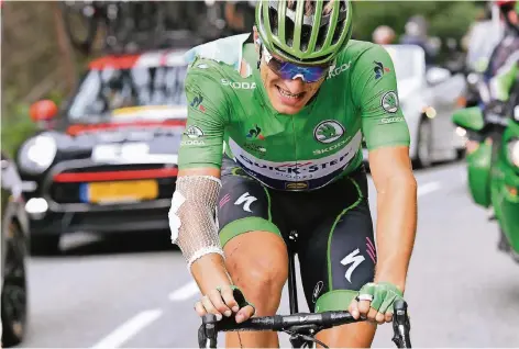  ?? FOTO: IMAGO ?? Die Quälerei half nicht: Marcel Kittel, Trikot zerrissen und Ellbogen verarztet, musste auf der 17. Etappe der 104. Tour de France aufgeben.