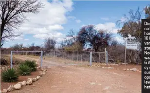  ??  ?? Die plaashek na Naauwhoek, sowat 10 km suid van Griekwasta­d in die Noord-Kaap, waar Don op 6 April 2012 sy ouers en suster in die opstal om die lewe gebring het.