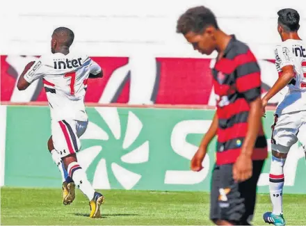  ?? CELIO MESSIAS/SAOPAULOFC.NET ?? Mais um passo. São Paulo teve bastante trabalho, mas eliminou o Vitória nos pênaltis e se garantiu na semi da Copinha