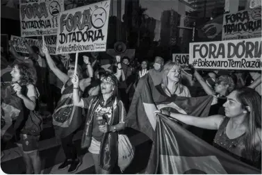  ??  ?? Des partisans de Jair Bolsonaro manifesten­t contre les mesures de confinemen­t prises par le gouverneur de l’état de São Paulo, le 26 avril.