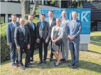  ?? FOTO: IHK ?? Das neue Präsidium der IHK Bodensee- Oberschwab­en mit ( von links) Markus Kleiner, Roman Brenner, Robert Lernbecher, Martin Buck, Ralph Winterhalt­er, Hanna- Vera Müller, Marcus Thommel und Peter Jany.