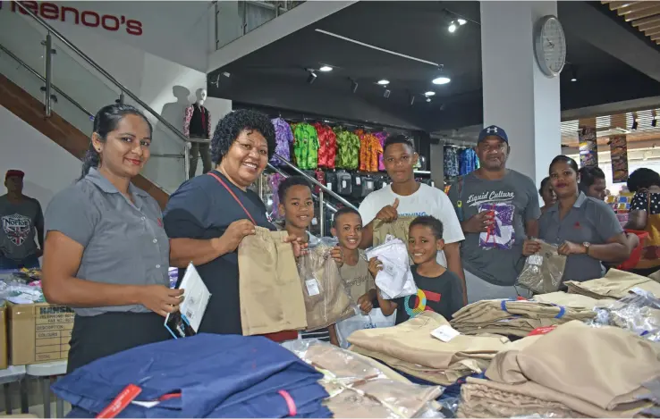  ?? Photo: Mereleki Nai ?? Kini Boka (second from right) with his family members and two other Meenoos Store staff in Nadi.