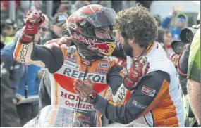  ?? Repsol media ?? Marc Márquez, con su jefe técnico, santi Hernández, en una imagen de archivo