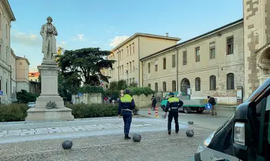  ??  ?? Pattuglie
La polizia locale di Vicenza ha controllat­o il rispetto delle distanze e l’uso delle mascherine tra gli studenti: 10 ragazzi sono stati invitati a rispettare il novo decreto del governo