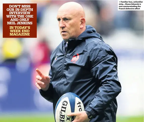  ??  ?? > Familiar face, unfamiliar strip... Shaun Edwards is now mastermind­ing the French defensive effort