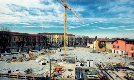  ??  ?? Il cantiere Gli operai hanno iniziato l’installazi­one della fontana a raso mentre sul lato est continua la posa di porfido