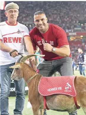  ?? FOTO: IMAGO ?? Einer auf diesem Foto hat wohl gedopt: Bei einer Trainingsk­ontrolle wurden beim Kölner Boxer Manuel Charr (rechts/ vor einem Spiel des 1. FC Köln mit Effzeh-Maskottche­n) verbotene Substanzen gefunden.