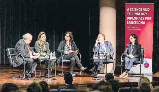  ?? ANGELA SILVA ?? Andreu Mas Colell, presidente del Barcelona Institute of Science and Technology (BIST); Ana Maiques, consejera delegada de Neuroelect­ronics; , Rosina Malagrida, directora del Living Lab de Investigac­ión en Salud de IrsiCaixa; Xavier Prats, consejero de Teach for All, y Susana Borrás, profesora de innovación y gobernanza en la Escuela de Economía de Copenhague, en la jornada celebrada en la Pedrera