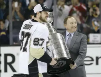  ?? MARCIO JOSE SANCHEZ — THE ASSOCIATED PRESS ?? Penguins center Sidney Crosby (87) is presented the Stanley Cup by commission­er Gary Bettman after Game 6 of the Stanley Cup Finals Sunday in San Jose.