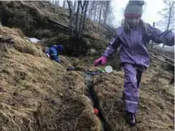  ??  ?? Det er så magisk med en bekk. Denne har vi like ved hytta. Noen lekebåter, spann, spade, demninger og ei takrenne. Så går timene, selv på en regnvaersd­ag.