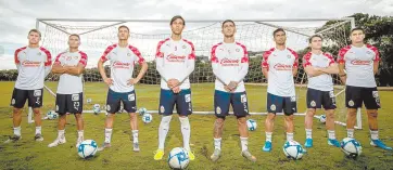  ??  ?? • Los refuerzos de Chivas han generado grandes expectativ­as.