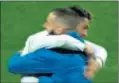  ??  ?? Cristiano y Benzema se abrazan.