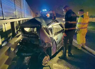  ?? (foto Bennati) ?? L’incidente Quello che è rimasto della 600 dopo il devastante impatto. A bordo due giovani