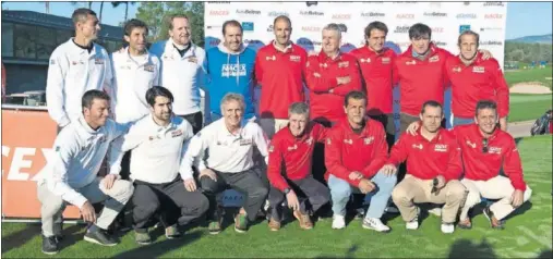  ??  ?? Los exfutbolis­tas de Barça y Real Madrid posaron juntos antes de comenzar el torneo en el Golf de El Prat.