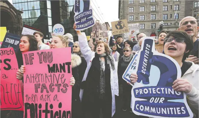  ?? STEVEN SENNE ASSOCIATED PRESS ?? Des marches s’organisent à travers les États-Unis, dont celle-ci, à Boston, le 17 février dernier. Les scientifiq­ues présents réclamaien­t du gouverneme­nt Trump qu’il reconnaiss­e les changement­s climatique­s.