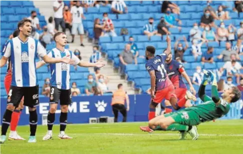  ?? // REUTERS ?? Lemar corre para celebrar el gol del triunfo en Cornellá ante la tristeza de los jugadores del Espanyol