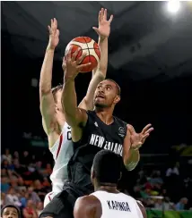  ?? GETTY IMAGES ?? Mika Vukona drives to the basket during the New Zealand and Canada fixture at the Commonweal­th Games.