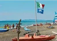  ?? Fotos: Bernhard Krieger, tmn; Images By Jefunne, stock.adobe.com ?? Gute Badebeding­ungen bietet etwa der Strand von Marina di Castagneto Carducci.