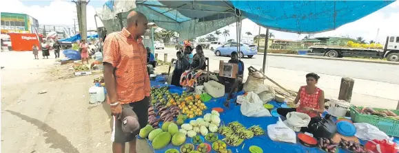  ?? Photo: Shalveen Chand ?? Nakasi vendors two weeks ago refusing to relocate. They have been issued notices and alternativ­e places are being sought for them.